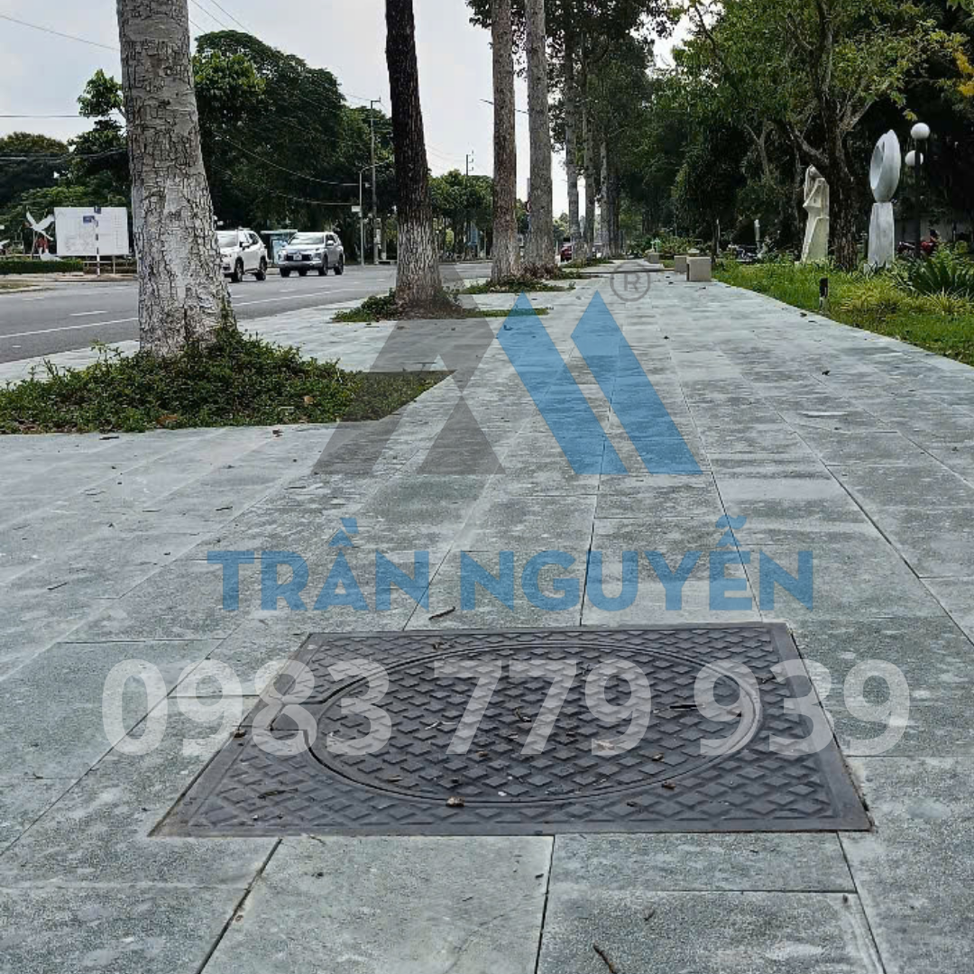 Hình ảnh nắp hố ga bằng gang lắp đặt trên vỉa hè (800x800mm)